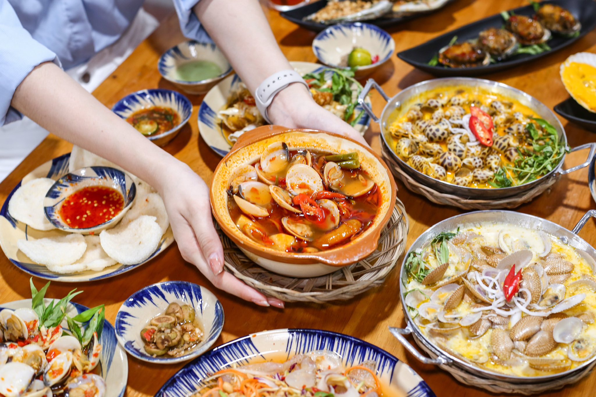 Bàn hải sản phong phú