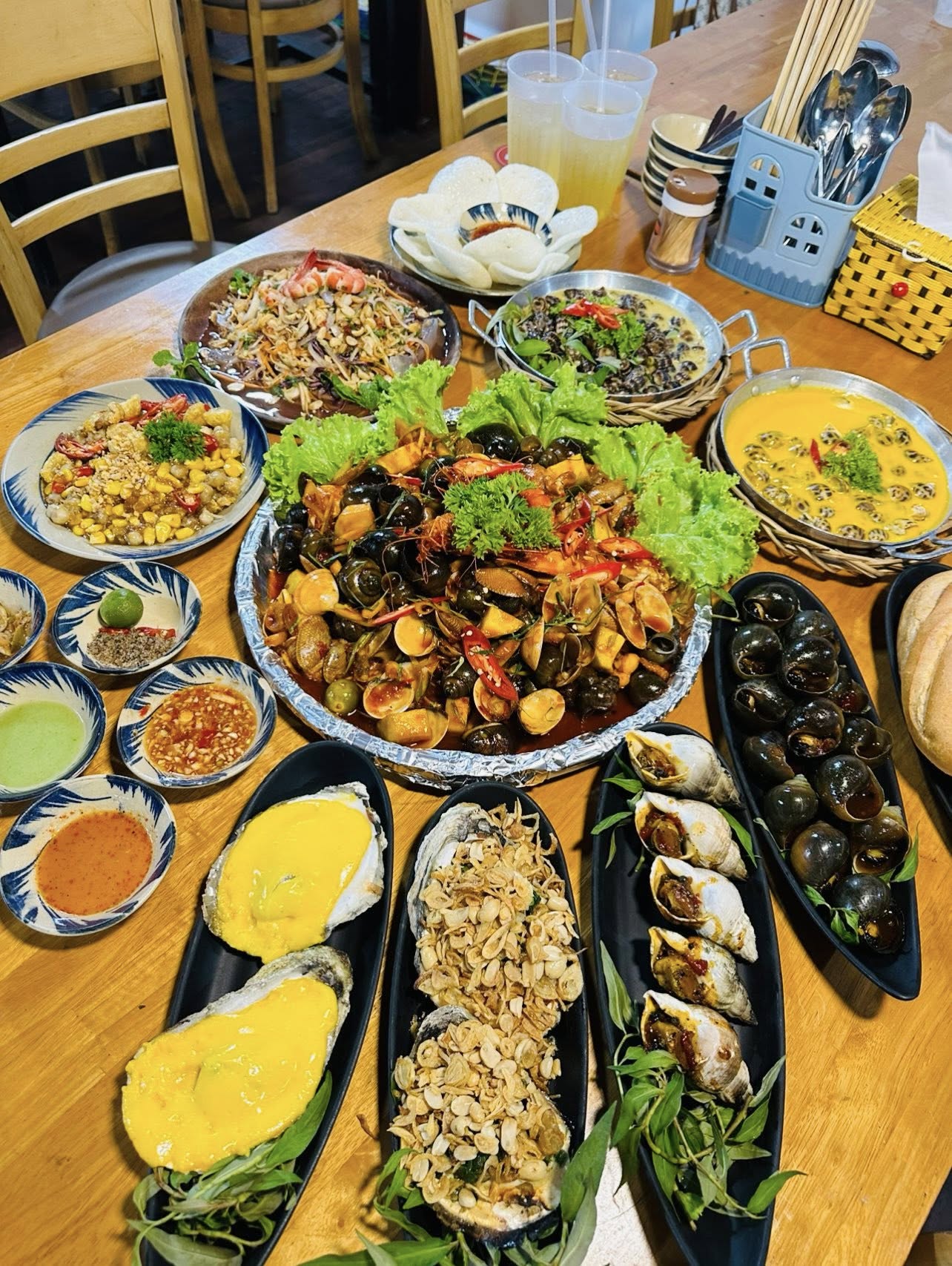 Bàn tiệc đầy đủ món